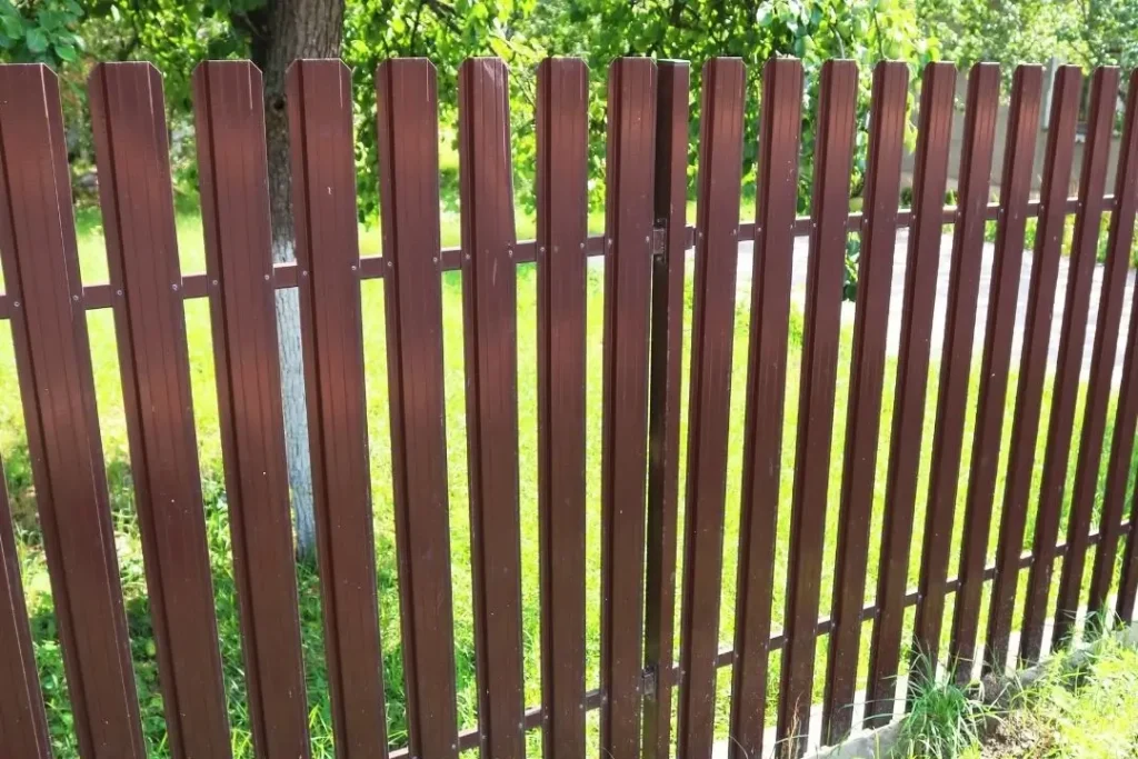timber-look aluminium fence